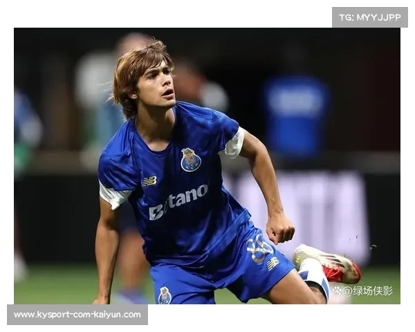 波尔图新星莫拉训练吊射惊艳，队长科斯塔玩笑飞踹回应